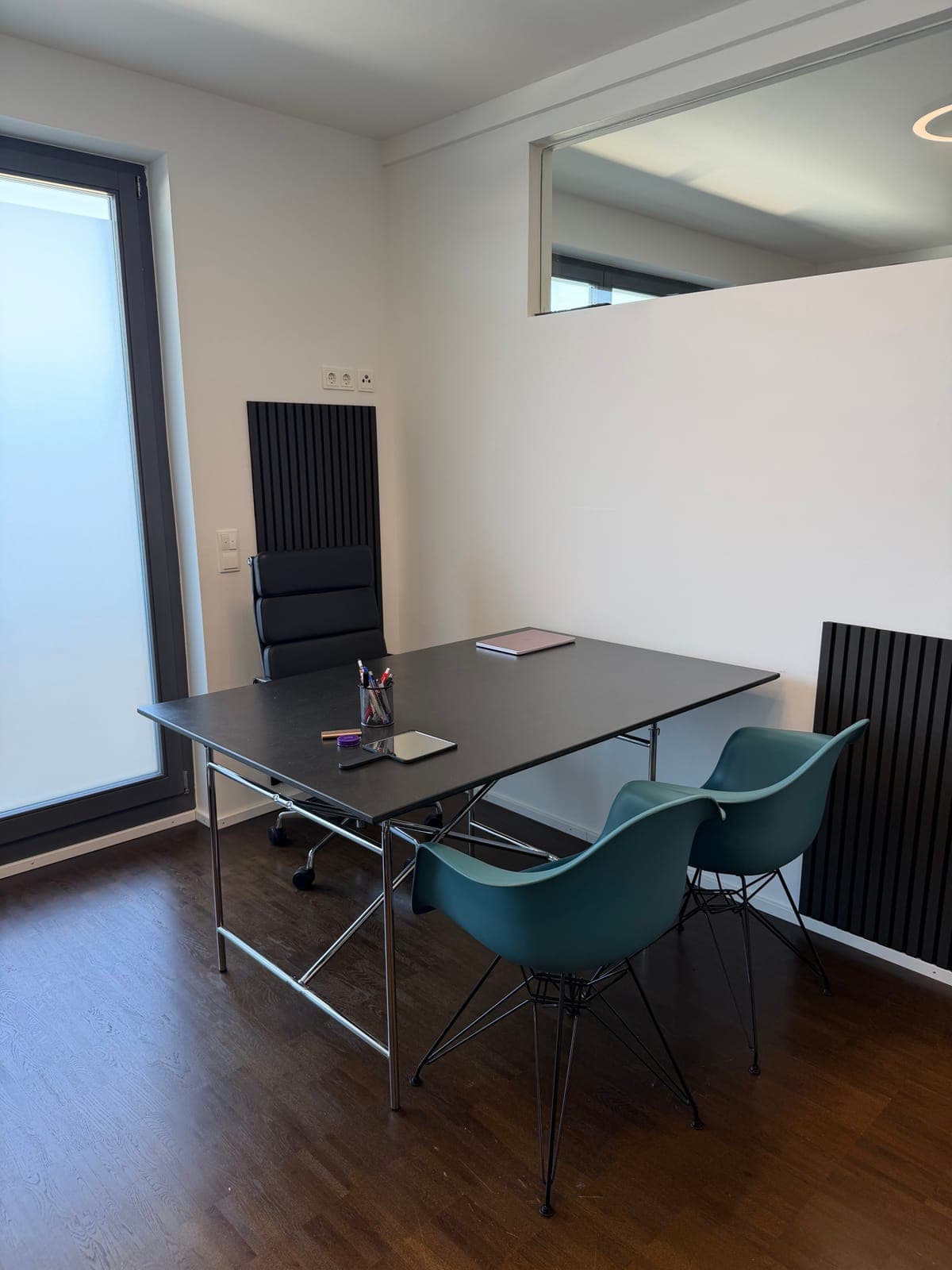 Schreibtisch mit zwei Stühlen für das Gespräch vor der Behandlung